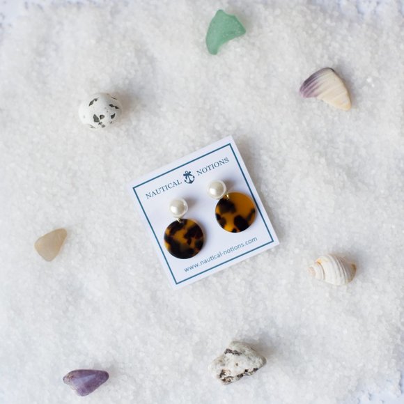 Pearl Earrings With Tortoise Shell Charm - Picture 2 of 4